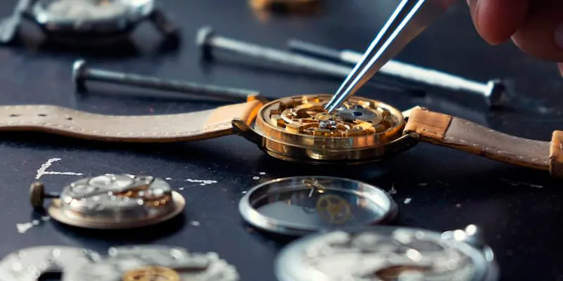 Restauración artesanal de esferas de reloj antiguas y modernas en Valencia